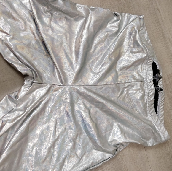 NWOT Boohoo holographic iridescent leggings - Picture 6 of 17